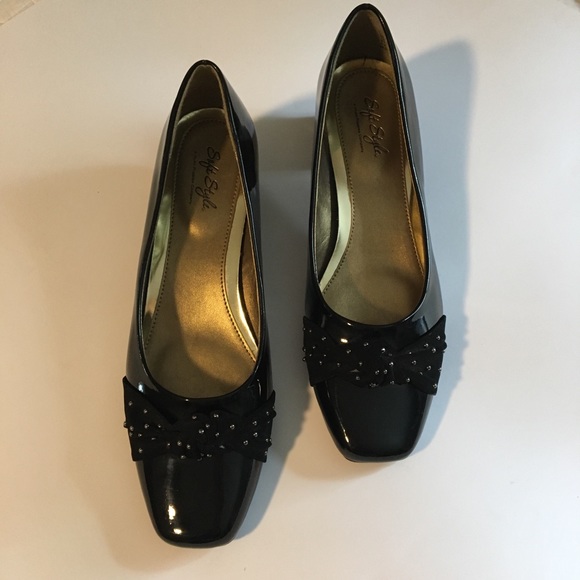 Soft style by Hush Puppies patent leather shoes - Picture 1 of 6